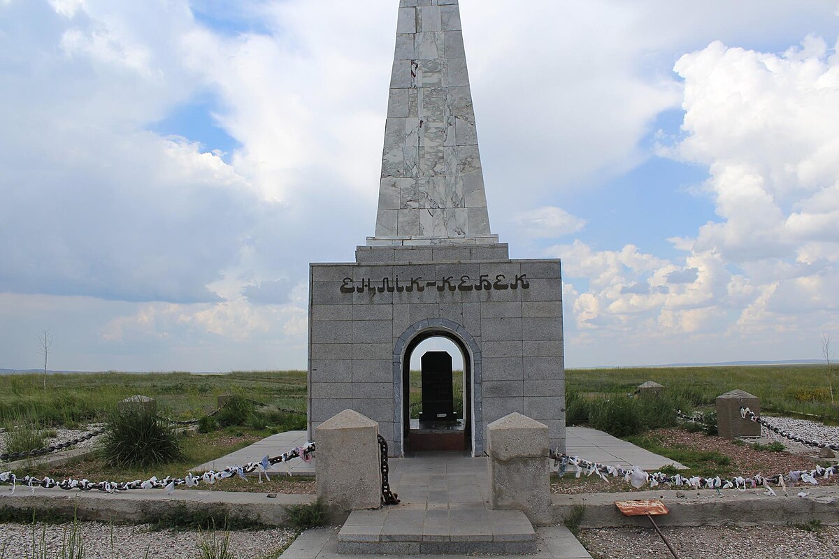 Памятник Еңлік-Кебек
