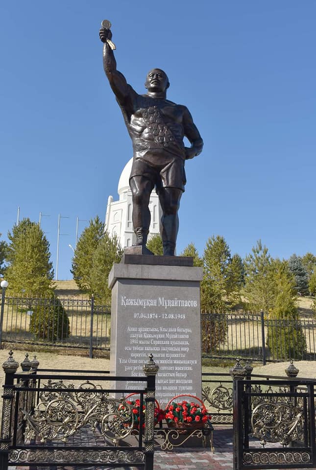 Памятник Кажымукан Мунайтпасов